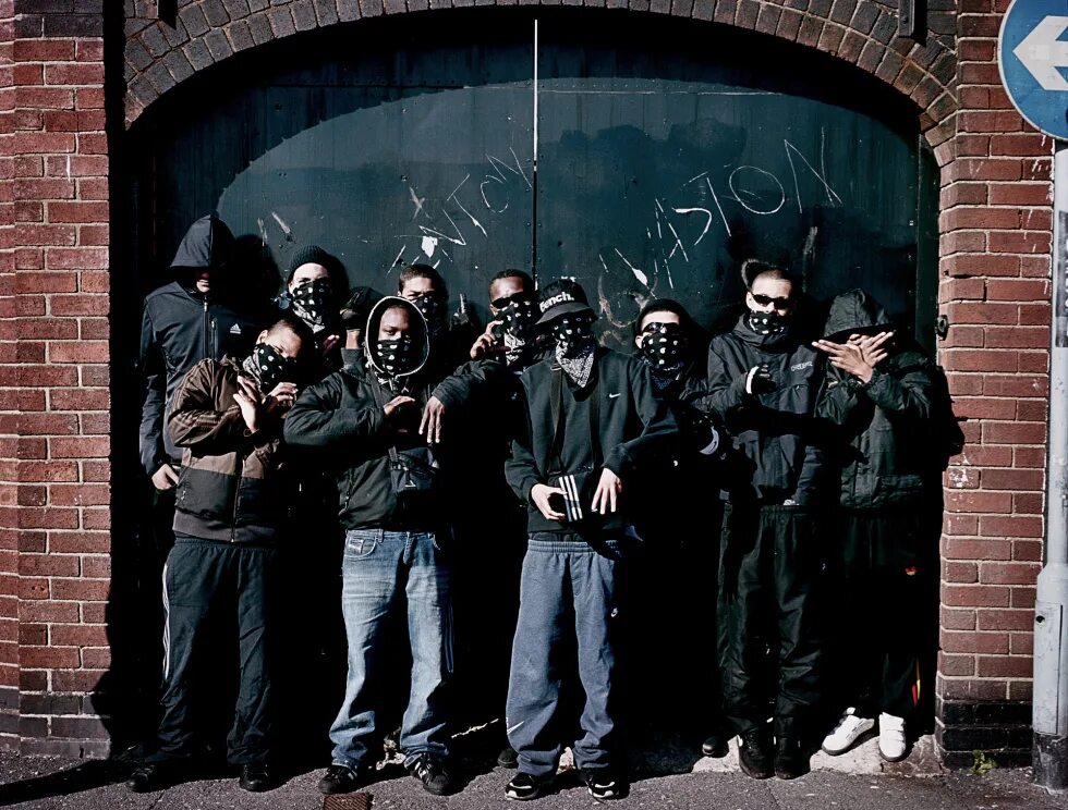 Young uk. Moscow Death Brigade граффити. Уличные банды. Молодежные банды. Криминальные молодежные группы.