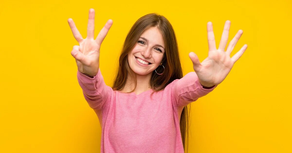 Почему девушкам нравится пальцами. Девушка жесты. Почему девушкам нравится пальцами. Девушка показывает лайк. Рука девушки.