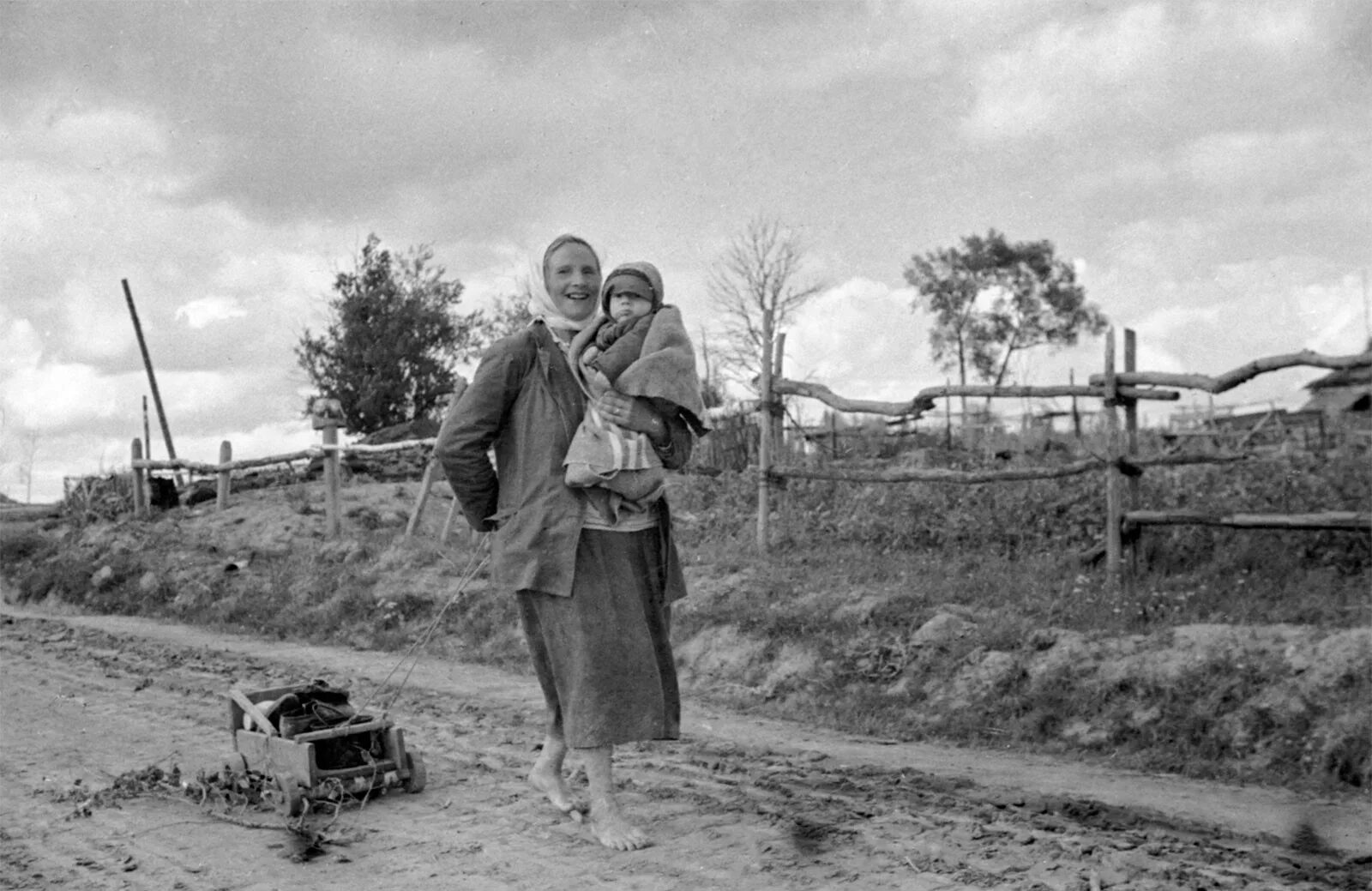 Деревня великая. Женщины тыла Великой Отечественной войны. Женщины в деревне в годы Великой Отечественной войны. Деревня в годы войны. Деревенские женщины в войну.