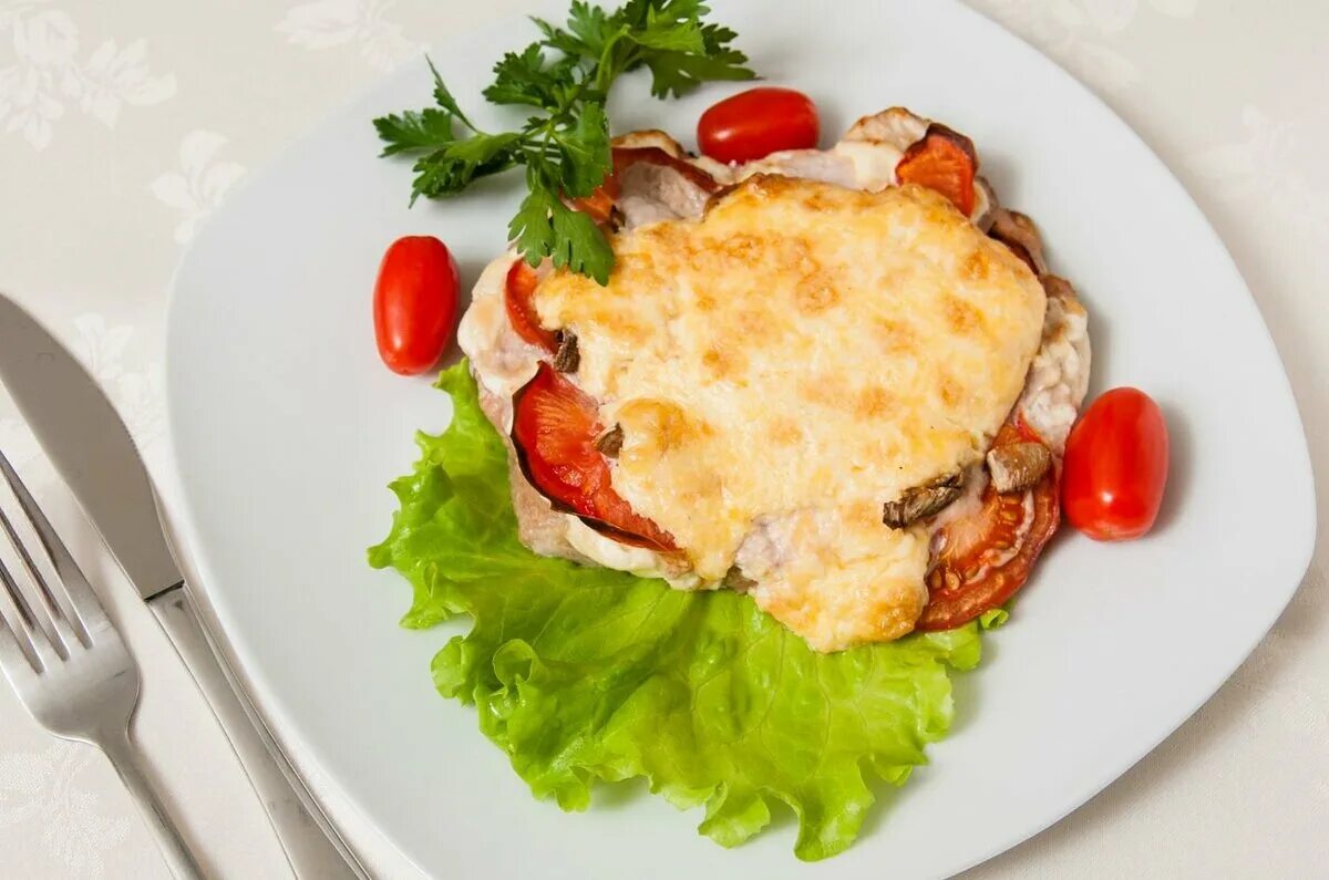 Блюда из куриной грудки. Мясо по французски. Куриная грудка в духовке с картошкой и сыром и помидорами в духовке. Филе с сыром в духовке. Курица по французски.