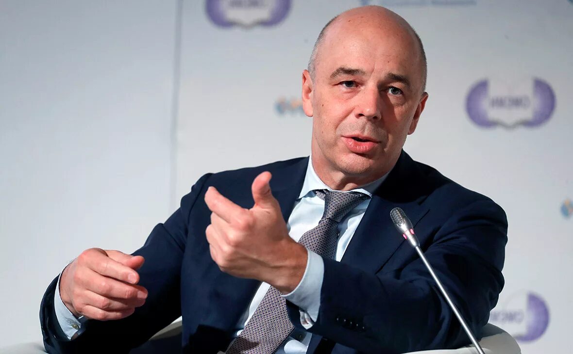 Объясняем рф. Силуанов 2023. Инвестиционные акции. Акции российских компаний. Мужской деловой портрет.