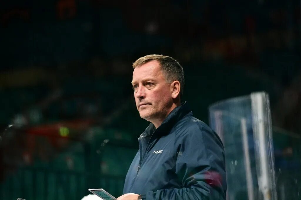 Дроздов юрий алексеевич футболист. Тренер фк сахалинец. Дроздов юрий алексеевич футболист. Тренер сахалинца. Антон бажухин автоваз.