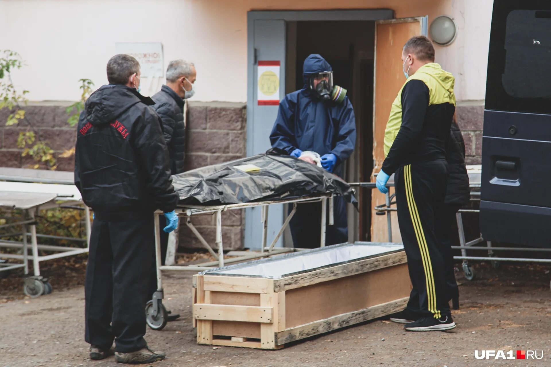 Невостребованные трупы. Работник морга. Работник морга. Невостребованные трупы. Морг холодильник для людей.