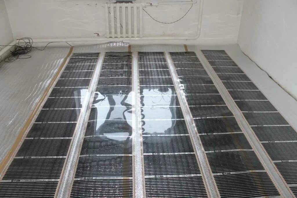 Теплый пол инфракрасный пленочный монтаж под ламинат. Установка пленочного пола. Инфракрасный теплый пол термолюкс. Установка пленочного пола. Теплый пол инфракрасный пленочный.