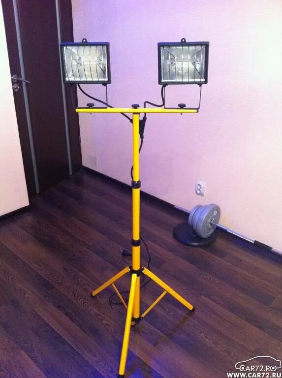 На штативе на двух тонких длинных. Штатив с держателем физика. Математический маятник на штативе. Штатив для freestyle samsung проектор. Физический маятник прибор.