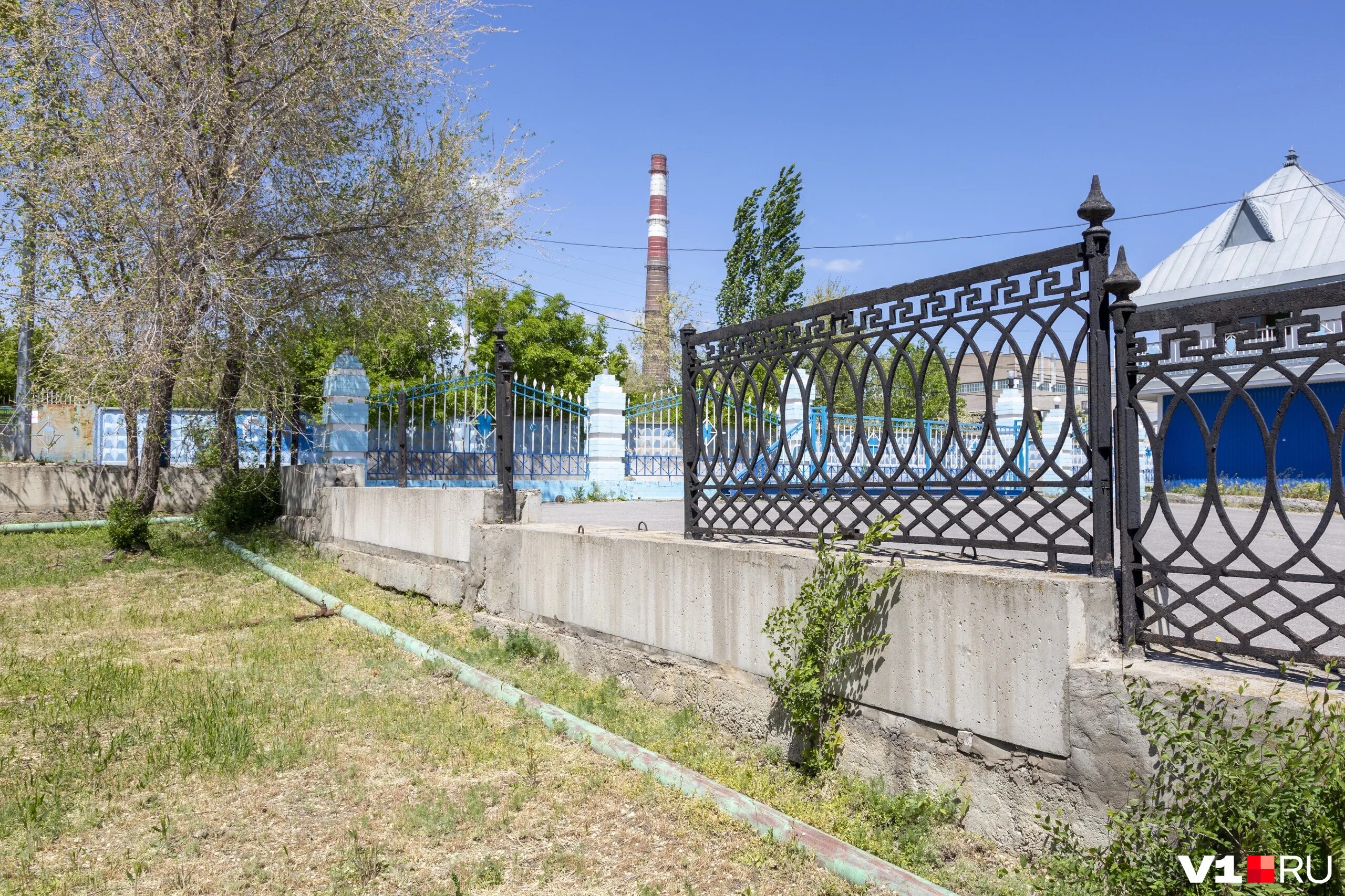 Остров Людникова Волгоград. Мемориал остров Людникова Волгоград. Остров Людникова памятник. Ограждение на мемориальный комплекс. Вода краснооктябрьский район волгоград