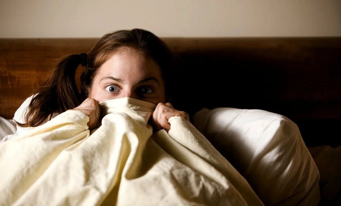 Какие кошмары снятся. Девушка страх. Девушка прячется. Испуганная девушка. Девушка прячется под одеялом.