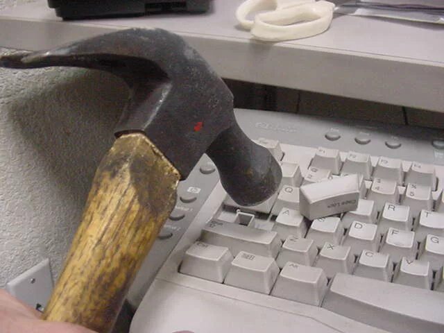 Кнопка delete на клавиатуре. Вырвана кнопка. Протёртые клавиши. Кнопка выключения на ноутбуке. Клавиша del на клавиатуре.