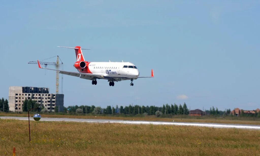 Самолет барнаул казань. Джет 200 самолет ювт. crj 200 самолет ювт аэро. bombardier crj200 ювт аэро. canadair regional jet 200 ювт аэро.