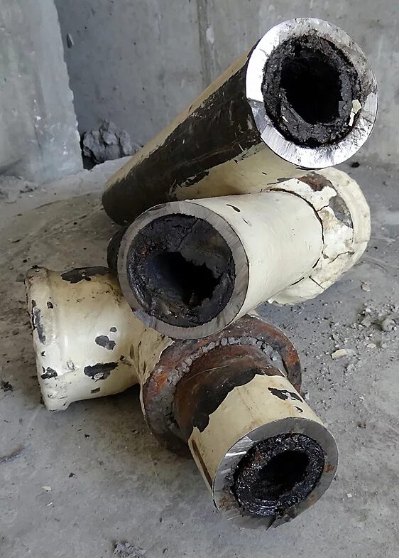 Канализационная труба железная. Канализационные трубы в квартире. Расчеканка чугунных труб. Старых чугунных труб. Чугунные трубы внутри 145.