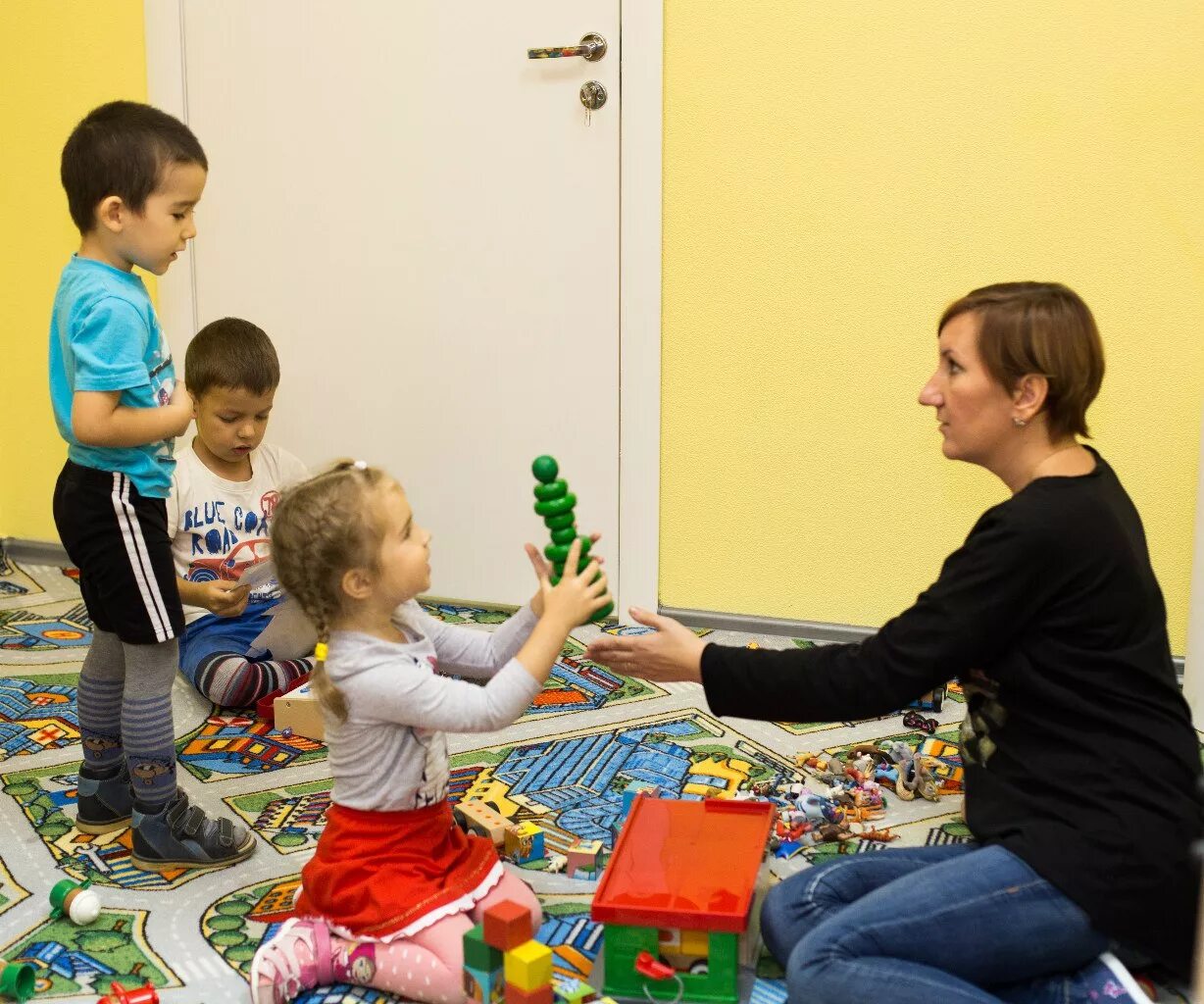 дефектолог. логопед и ребенок. коррекционные занятия. занятия с дефектологом для ребенка. индивидуальные занятия с дефектологом.