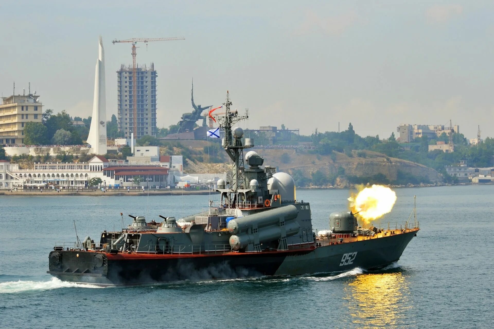 Корабль севастополь сегодня. Военные корабли черноморского флота севастополь. военные корабли чф рф 30 севастополь. черноморский флот вмф россии. корабли вмф в севастополе черноморского флота.