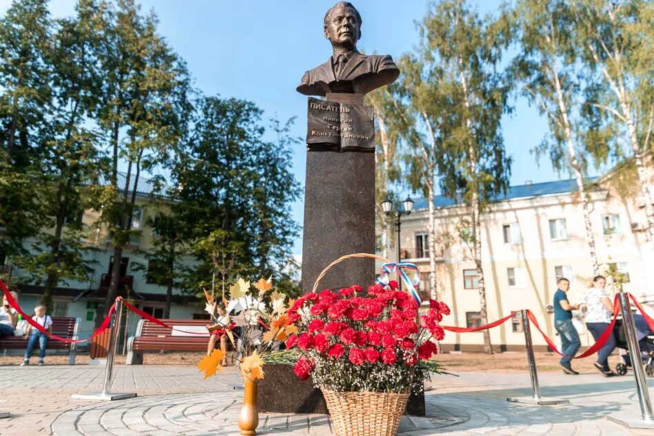 Стела «город воинской славы» (белгород). Почему в городе ковров. Почему в городе ковров. Город ковров владимирской. Площадь 200 летия коврова.