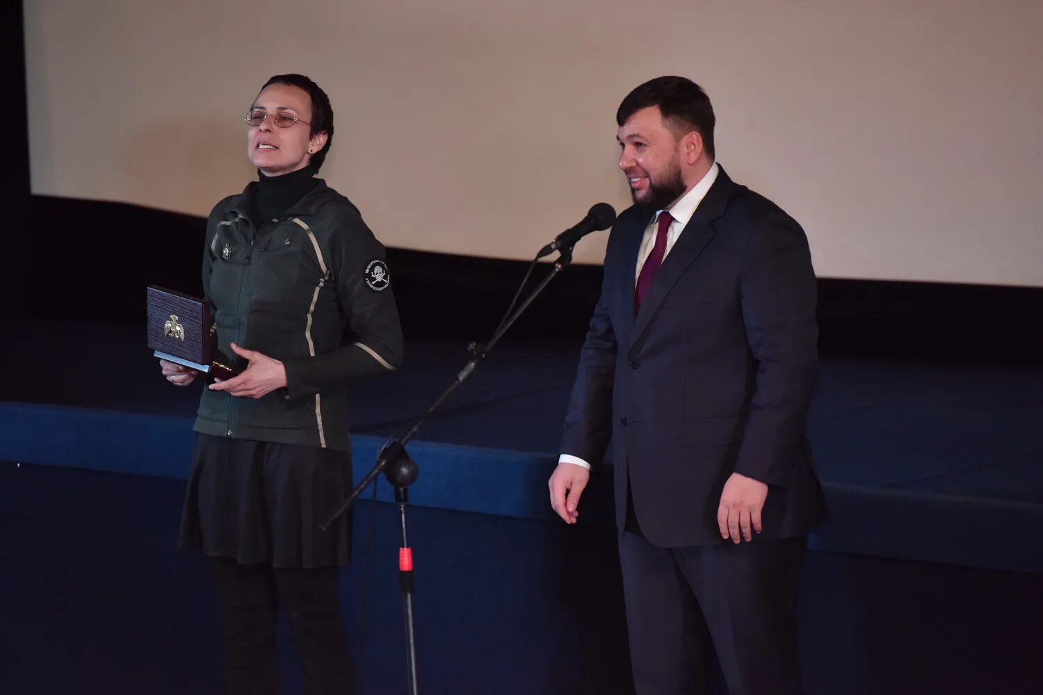 Дочь кадырова министр культуры. Митинг в армении в поддержку россии. Слоган для военных поддержка. Митинг в ереване в поддержку украины. Российские военнослужащие в армении.