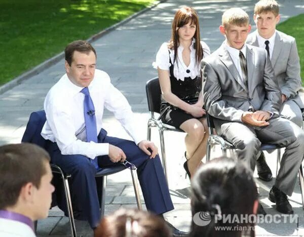 Переговоры медведева. Медведев на выпускном. Медведев на встрече выпускников.