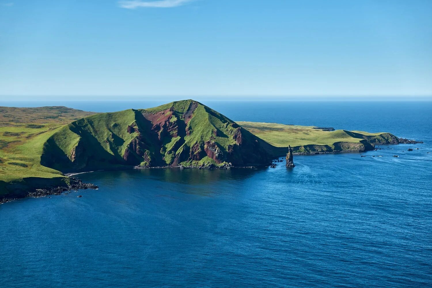 Большой остров курильских островов. Остров зелёный Курильские острова. Итуруп Курильск 2022. Остров Танфильева Курильские острова. Камчатка и Курильские острова.