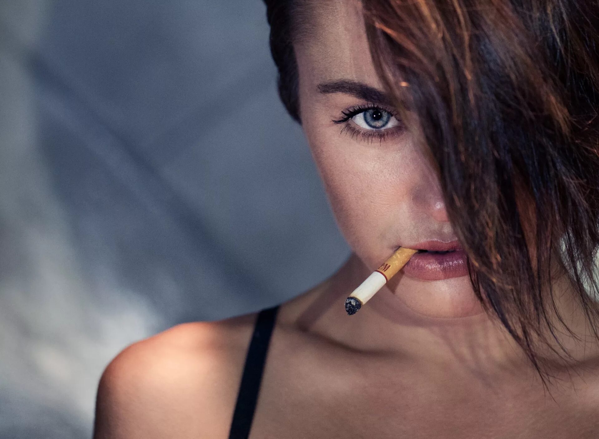 Включи tv girl cigarettes. Бо петерсен курильщица. Курящая молодая девушка. Девушка курит. Курят с длинными ногтями видео.