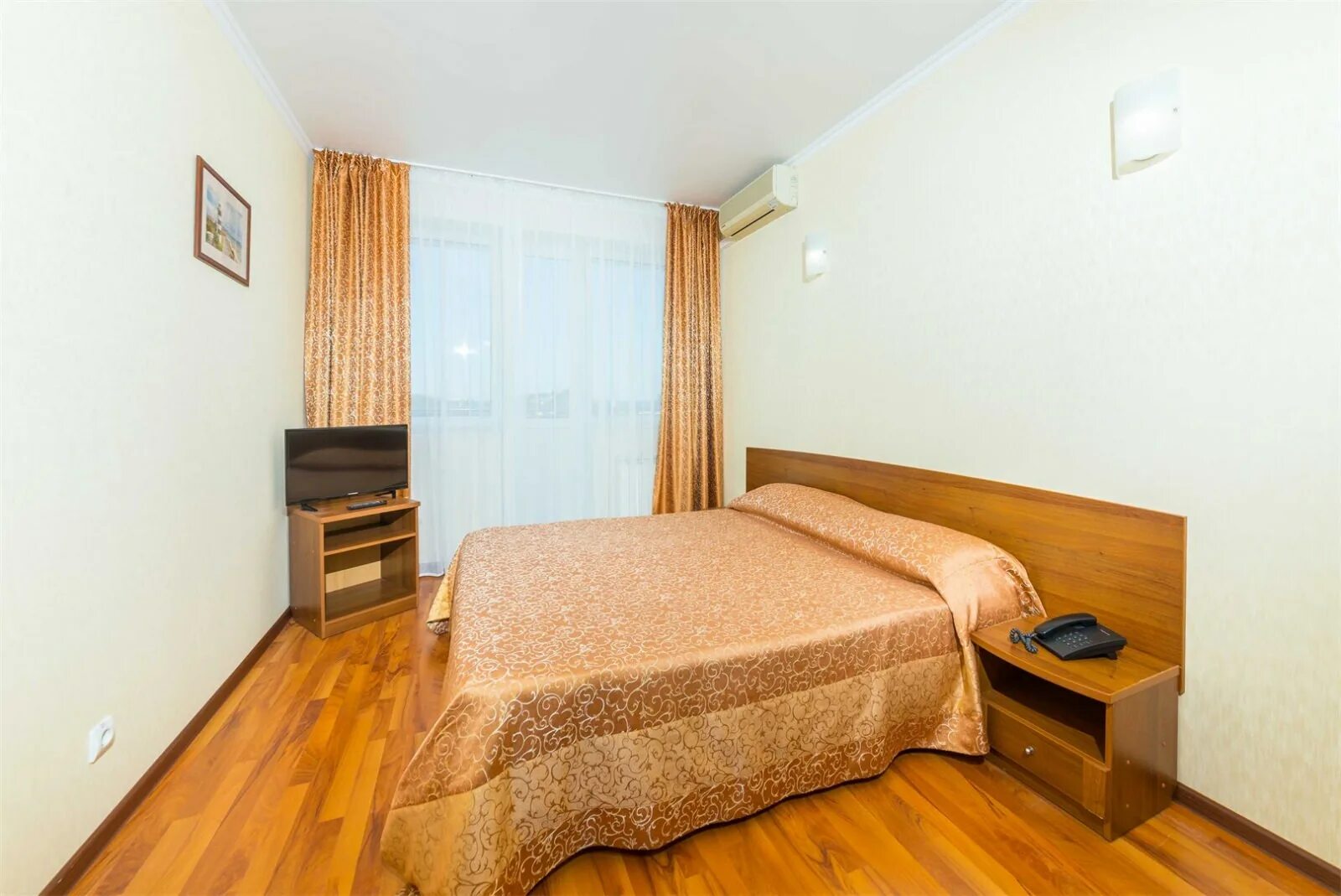 Номер в анапе на сутки. Отель 34 анапа. Номер в анапе на сутки. Анапа-патио отель в анапе. Квартира ленинградская 78 анапа.
