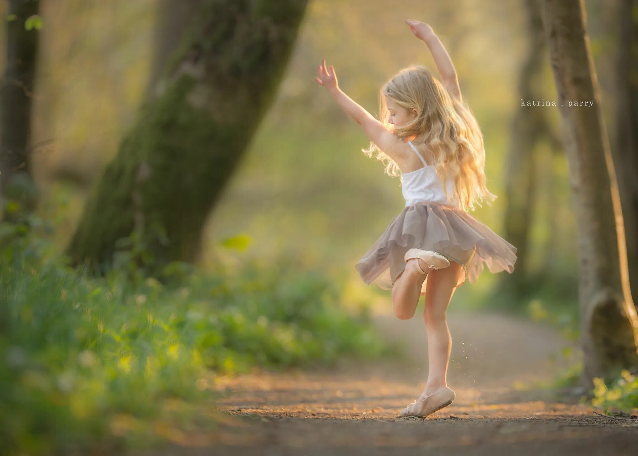 Котюмы для танца мы весёлые малышки. Танцы для самых маленьких. Крутой танец малышек. Танец малышки. Девочка танцует.