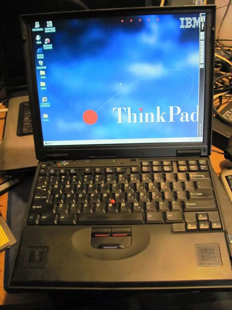 Windows ibm. IBM THINKPAD 600. Ноутбук с IBM 1996. IBM ноутбук 1998. Ноутбук IBM THINKPAD Windows 98.