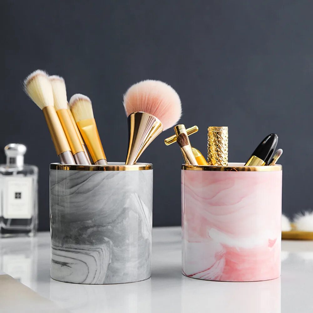 органайзер для кисточек для макияжа. стаканчик под кисти для макияжа. косметический стаканчик для кисточек. стакан для кисточек. стакан с кисточками.