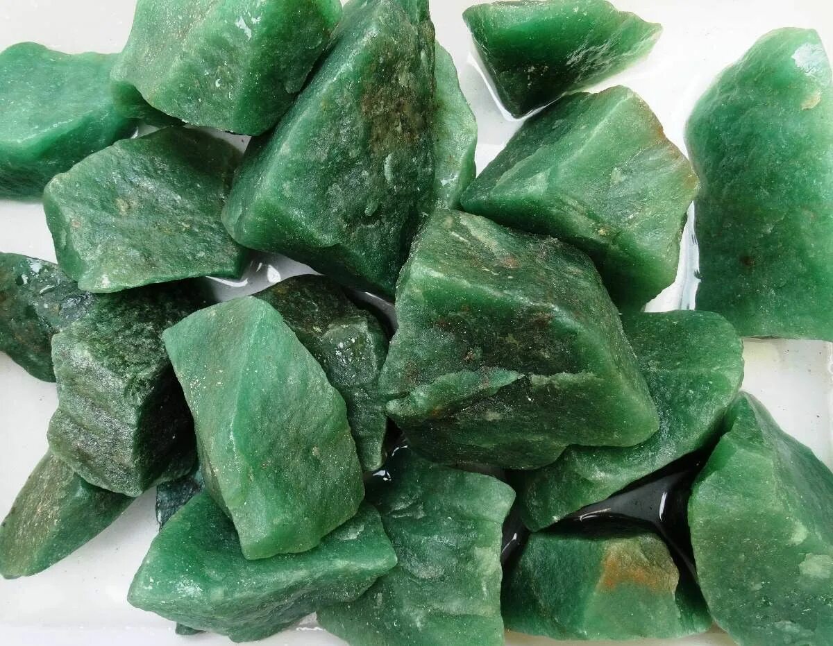 Зеленый камень. Камень зеленого цвета непрозрачный. Серо зеленый камень. Полудрагоценные камни зеленого цвета непрозрачные.