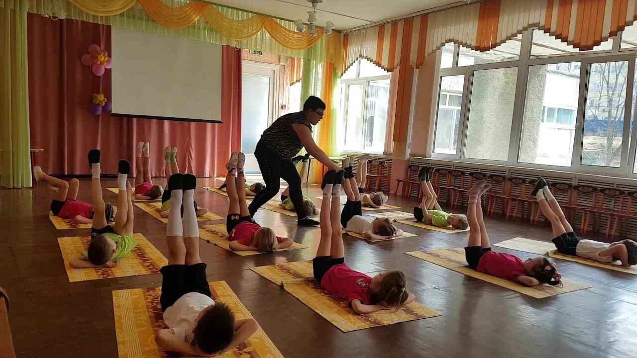 Физкультура детский сад видео. Занятие по физкультуре в старшей группе. Физкультура в детском саду средняя группа. Инструктор по физической культуре в доу. Занятие по физкультуре в старшей группе.