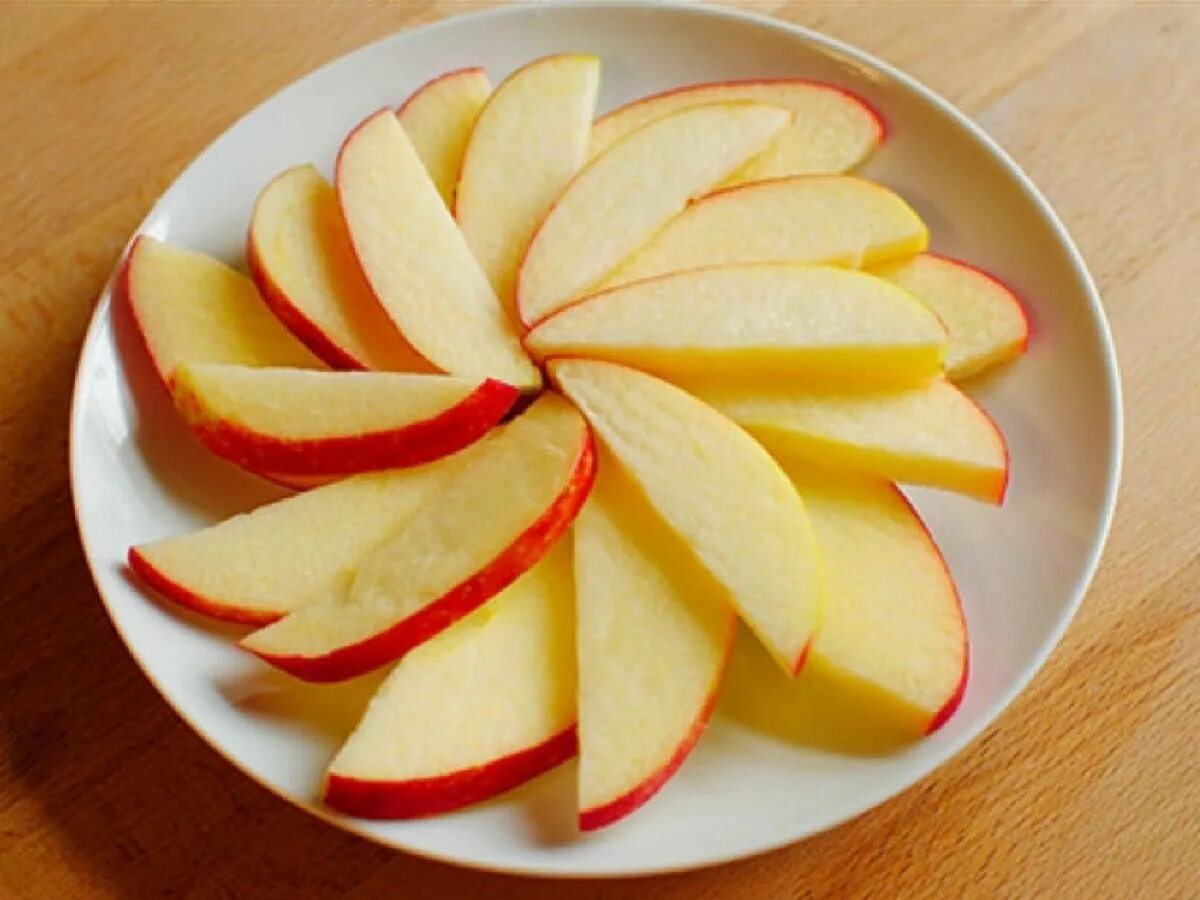 Нарезанные яблоки. Нарезка из яблок. Яблоки нарезанные ломтиками. Красиво нарезать яблоко.