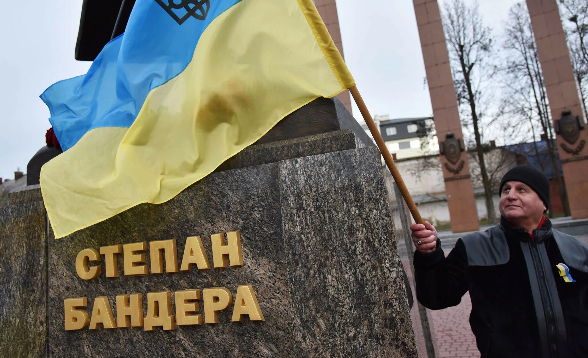 Памятник бандере в тернополе. Бандера на украинском. Памятник степану бандере в киеве. Киев памятник бандере в киеве. Бандера на украинском.