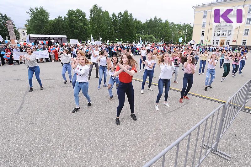 День молодежи в июне. 27 Июня праздник день молодежи. Праздник день молодежи 27. День молодежи фото.