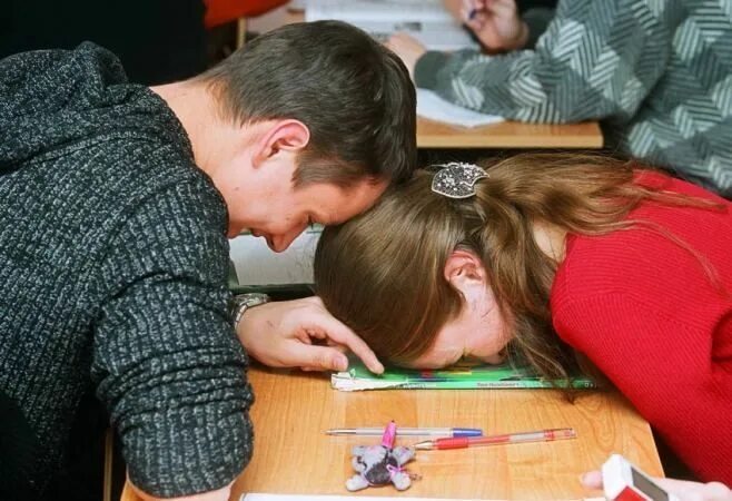 Помог однокласснице с уроками