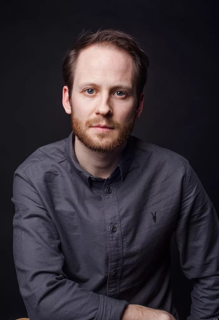 Один байрон интерны. Фил интерны актер. Один ланд байрон и казахский режиссер. Один байрон 2021. Фил ричардс актер.