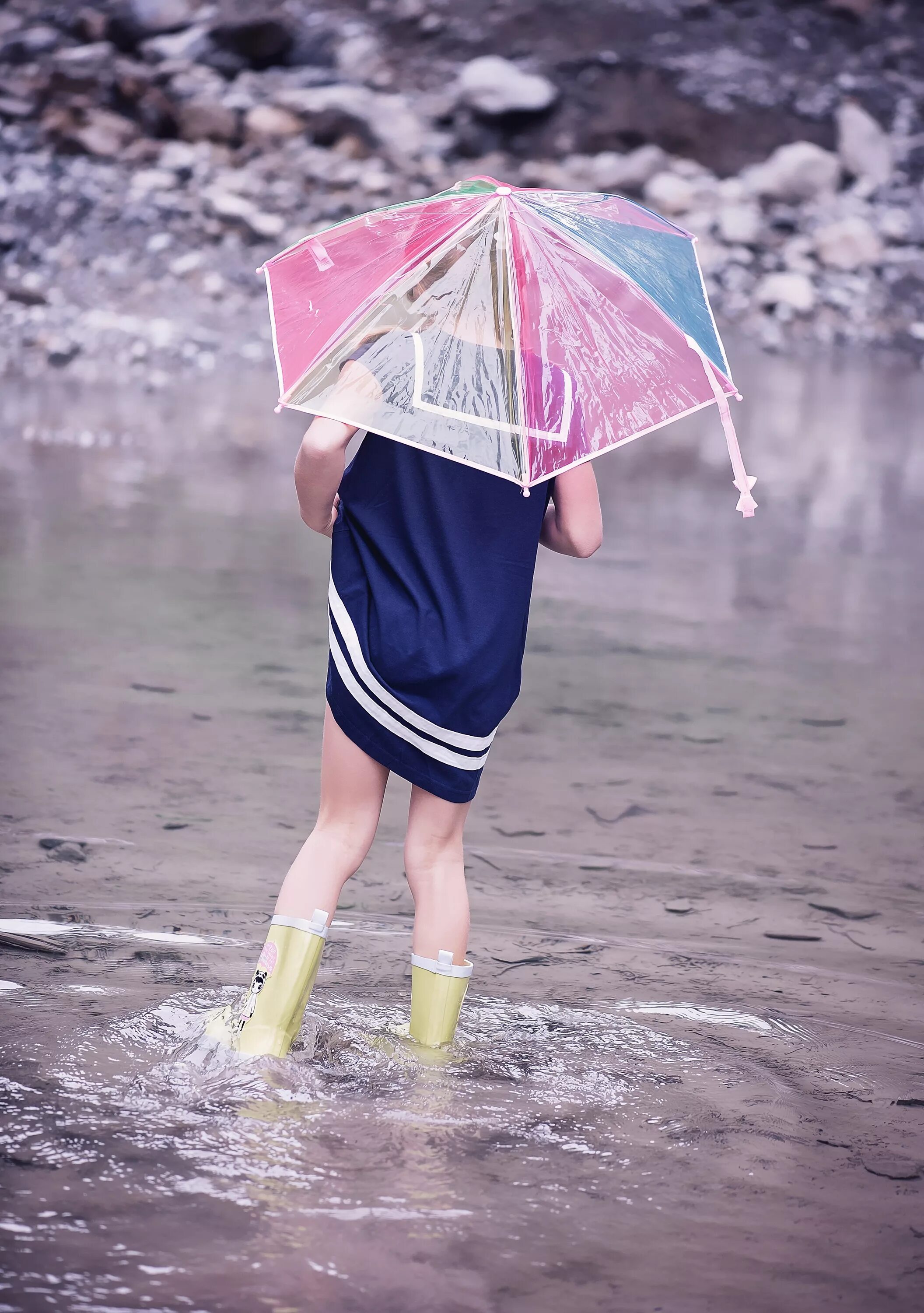 Можно ли гулять в дождь. Девочка под дождем. Девочка с зонтиком. Зонт под дождем. Девочка под зонтиком.