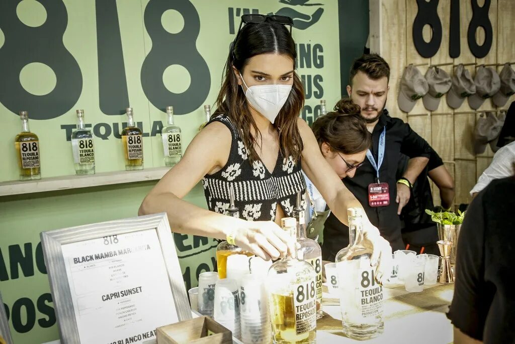 Kendal 818 tekilla. 818 кендалл. Текила кендалл. Текила кендалл дженнер. Kendall jenner tequila 818.