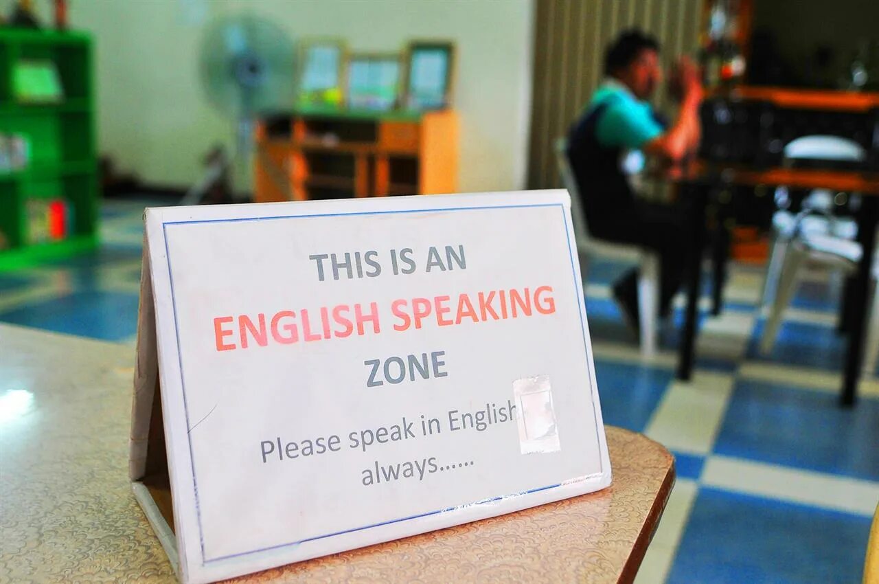 English spoken here. Speak only English. English speaking Zone. Движение English-only. Табличка English only.