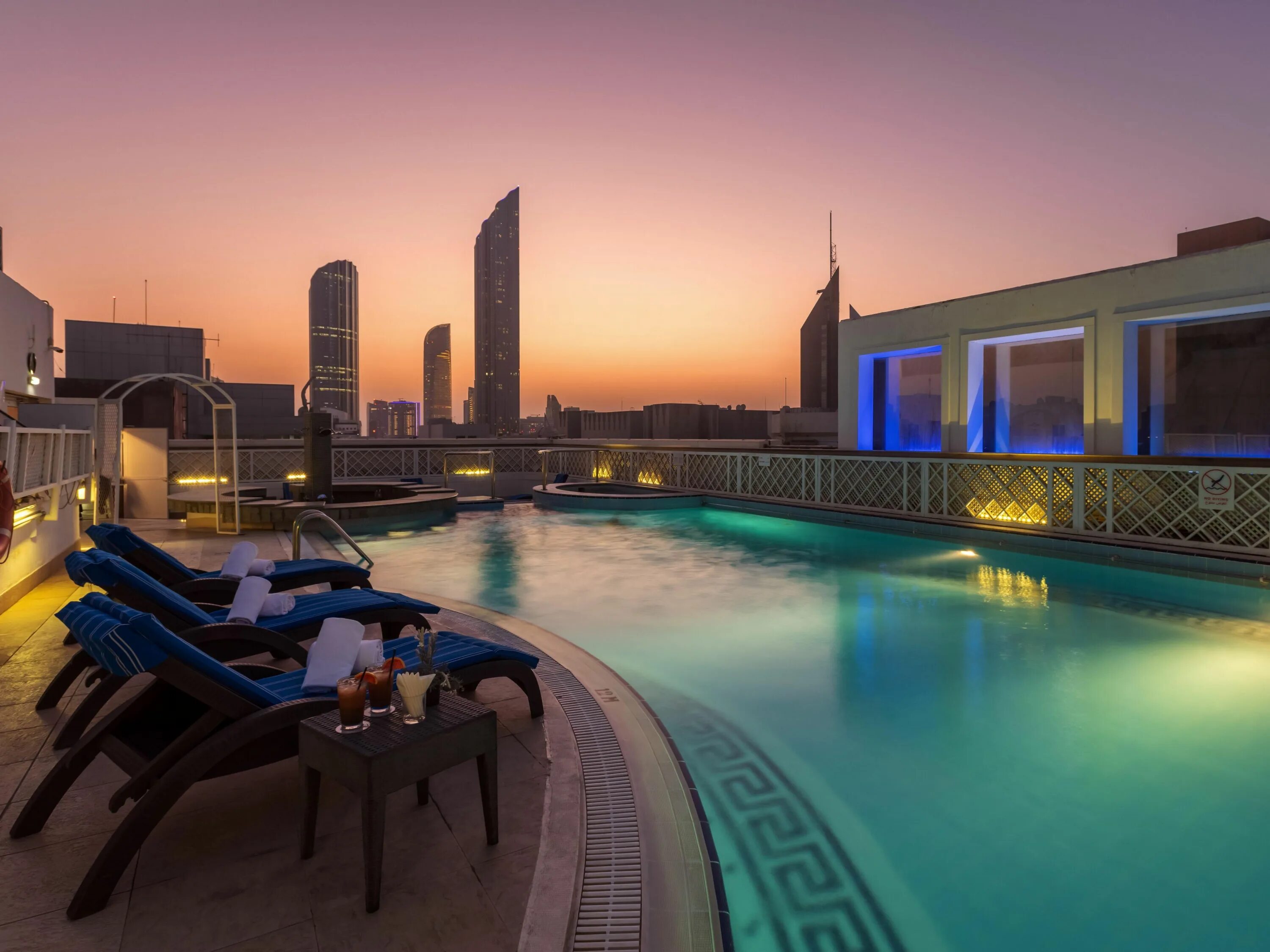 Corniche hotel abu dhabi 5. Миллениум Даунтаун Абу Даби. Миллениум Плаза Абу Даби. Crowne Plaza Abu Dhabi бассейн. Crowne Plaza Abu Dhabi 5*.