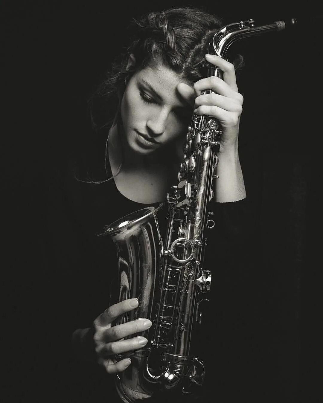 Playing saxophone. Фотосессия с музыкальными инструментами. Женщина с саксофоном. Фотосъёмка с музыкальным инструментом. Фотосессия с саксофоном.