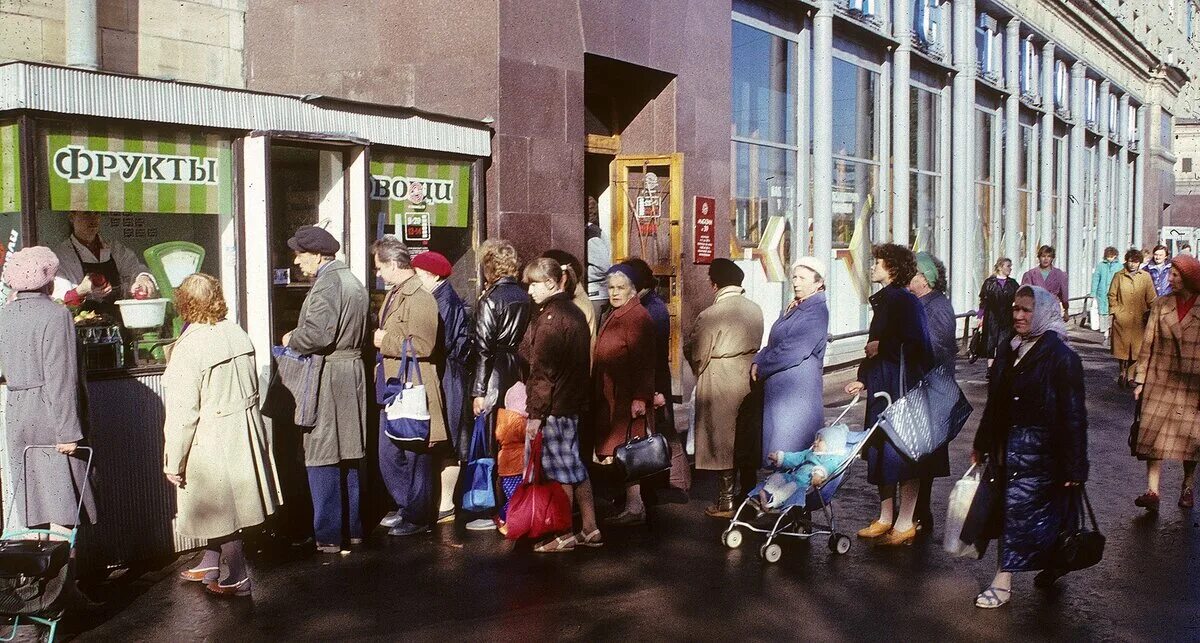 Фотография 1988 года. Ленинград 1988. Очереди 80-е СССР. Ленинград 1988 год фото. 1988 Год магазины в СССР.