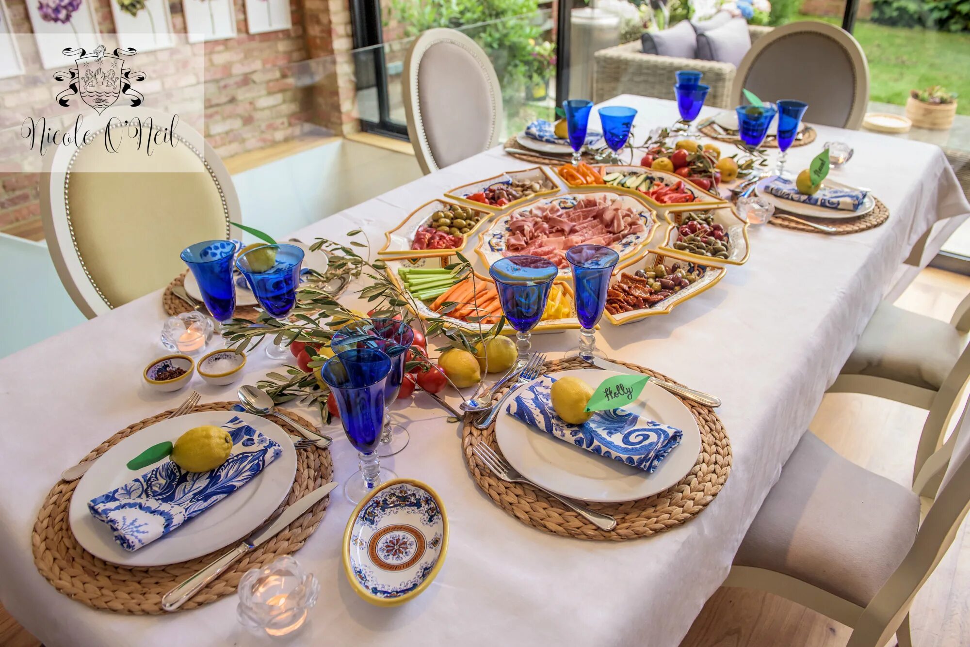 Греческий праздничный стол. Сервировка в средиземноморском стиле. Сервировка обеденного стола. Красиво сервированный стол. Красивая сервировка стола.