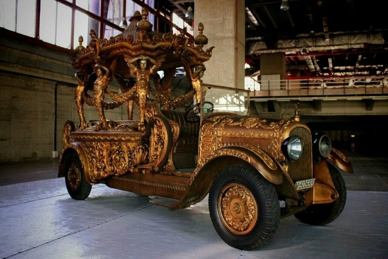 Как называется самая старая. Старинный переплет. Кальман долгожительница. Самый старый человек в мире. Бентли 1 машина.