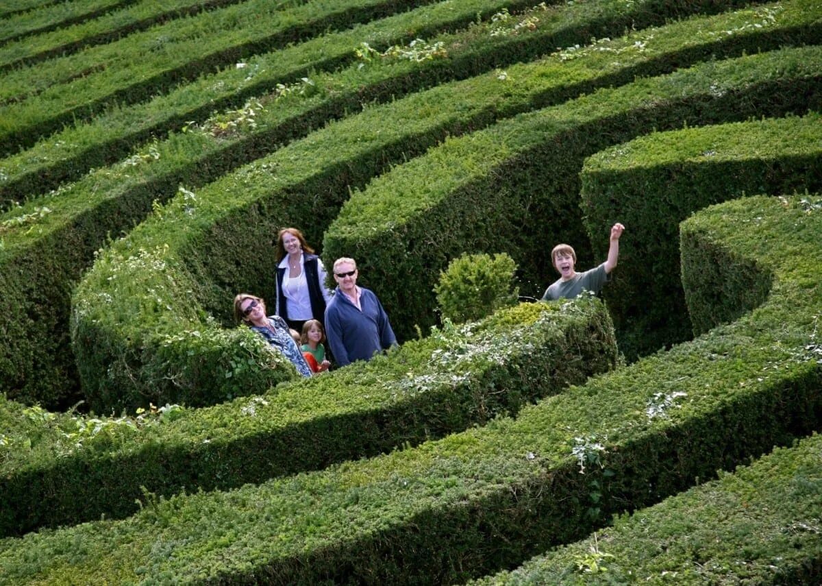 Лабиринт в каком городе. Лабиринт лонглит (longleat hedge maze), англия, великобритания. лабиринт longleat hedge maze. хэмптон корт лабиринт англия. лабиринт живая изгородь.