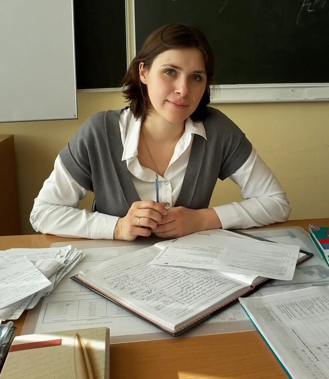 Преподаватель русского языка. Учительница по истории. Учитель истории. Преподаватель истории. Учитель.