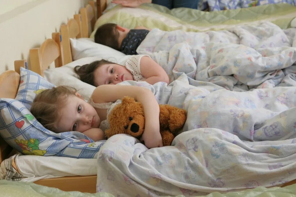 Сон детей в детском саду. Спокойной ночи детям. Детский дом малютки. Детский сад ночью. Тихий час в детском саду.