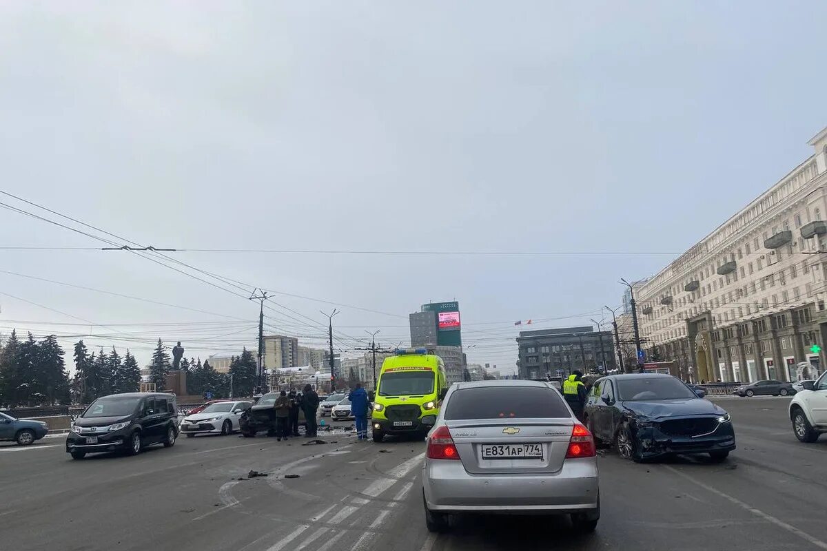 Твц челябинскому времени. Авария площадь революции Челябинск. ДТП площадь революции Челябинск. Машины городские обычные.