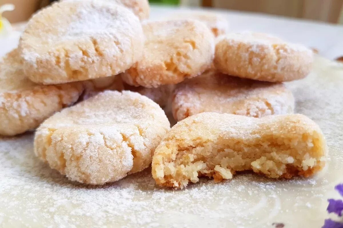 Рецепт печенья из муки и сахара. Миндальное печенье. Миндальное песочное печенье. Печенье из миндальной муки. Воздушное миндальное печенье.