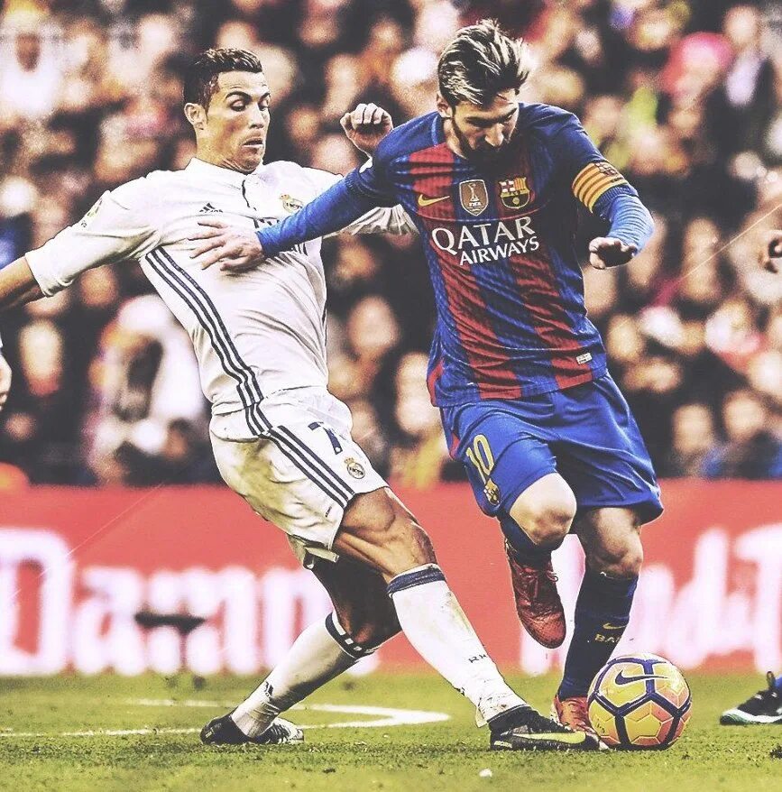 Месси против роналдо. Messi vs Ronaldo. Месси обводит Роналду. Messi Ronaldo. Месси и Роналду.