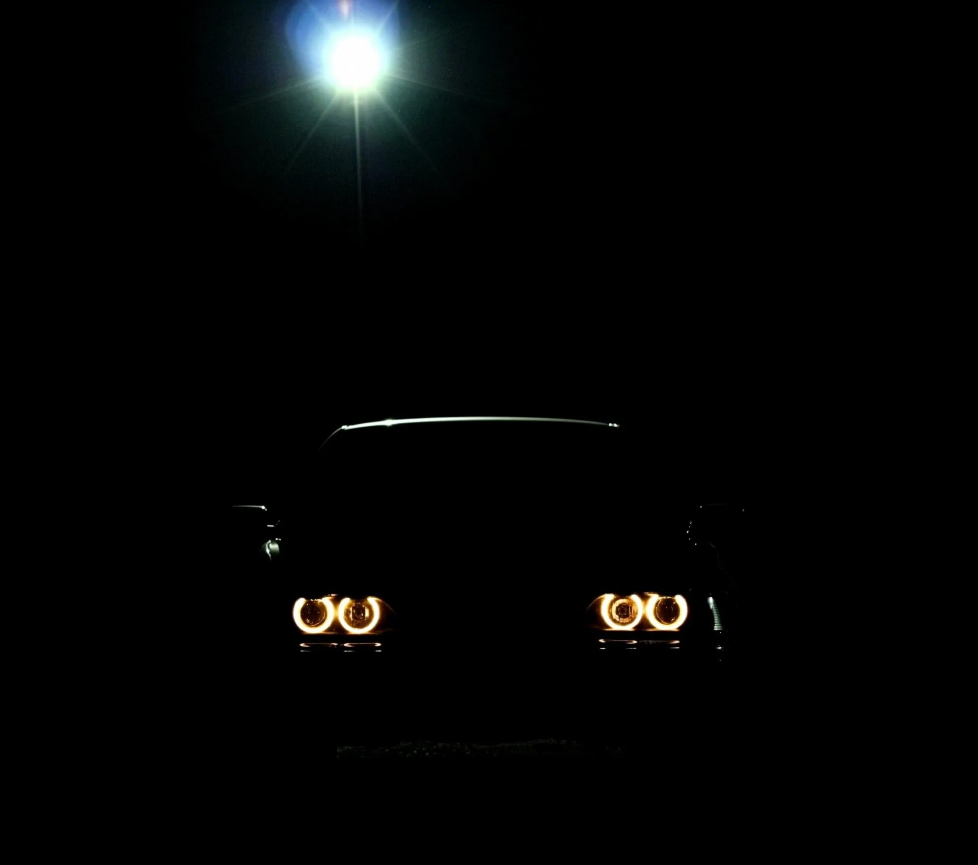БМВ е39 ангельские глазки ночью. БМВ е39 фары в темноте. BMW e39 в темноте. BMW e39 ангельские глазки ночью.