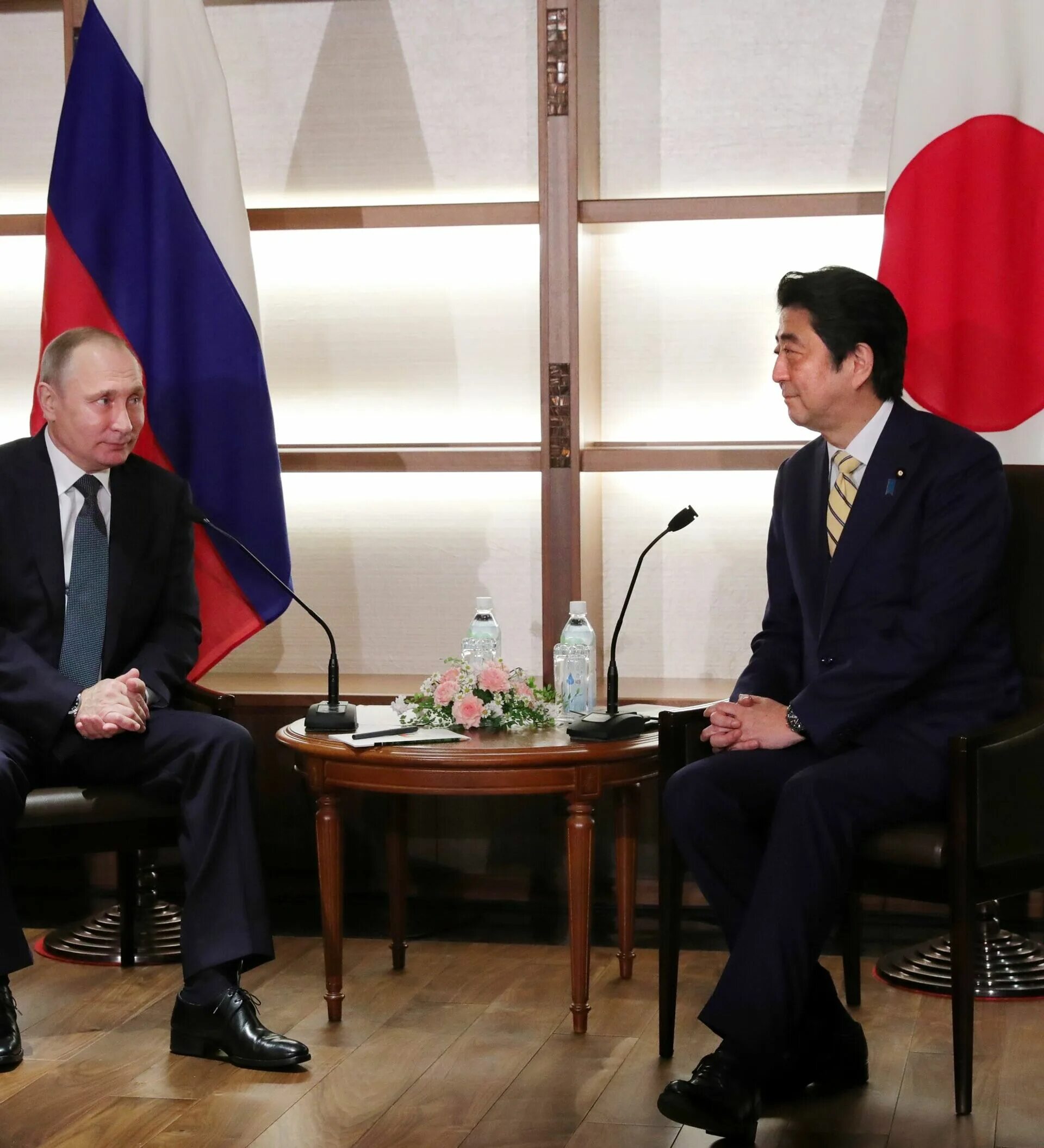 Россия и Япония. Российско-японские отношения. Туфли Путина. Япония и Россия отношения.