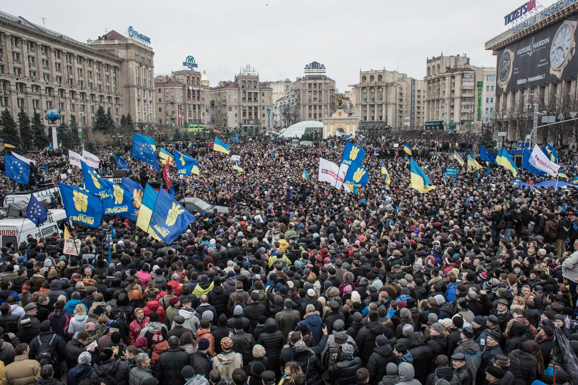 Радуюсь на украинском. Протестующие на площадь независимости Киев. Митинги Майдан 2014 площадь независимости. Протесты в Украине 2014. Митинг в Киеве 2014.