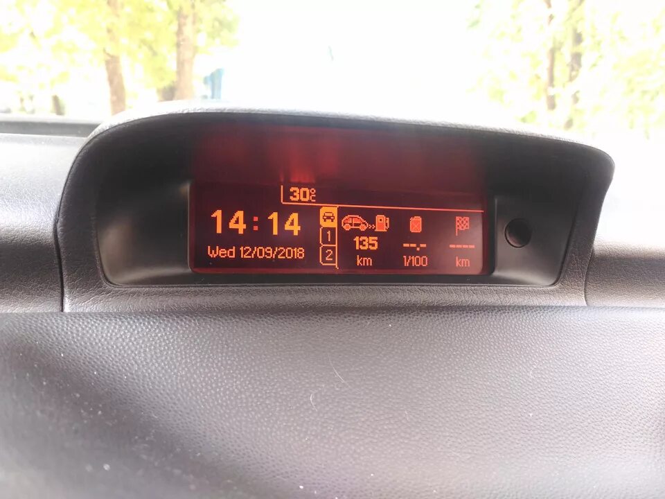 Как управлять бортовым компьютером. Дисплей бортового компьютера пежо 307. Управление бортовым компьютером мазда 3 бл 2011г. Бортовой компьютер пежо 307. Бортовой компьютер пежо 107.